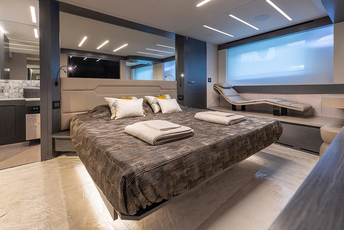 Продается моторная яхта PERSHING 8X 2022г.